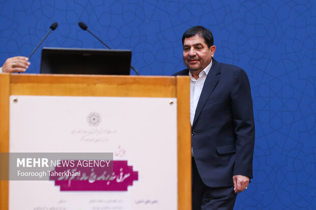 محمدمخبر،معاون اول رئیس جمهور در همایش معرفی سند برنامه پنج ساله هفتم توسعه در سالن اجلاس در حال رفتن به جایگاه سخنرانی است