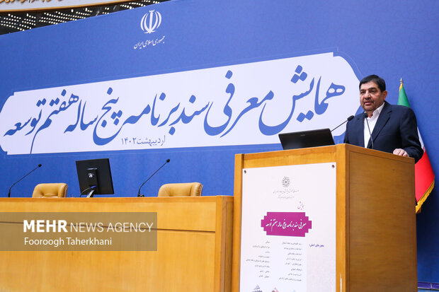 محمدمخبر،معاون اول رئیس جمهور در همایش معرفی سند برنامه پنج ساله هفتم توسعه در سالن اجلاس در حال سخنرانی است