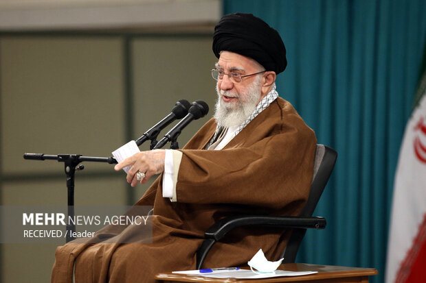 قائد الثورة الاسلامية يستقبل مسؤولين بوزارة الخارجية