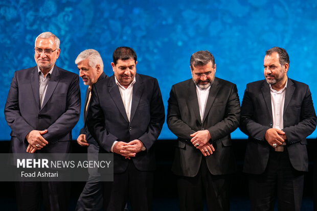  محمد مخبر معاون اول رئیس جمهور، محمدمهدی اسماعیلی وزیر ارشاد، سید حمید سجادی وزیر ورزش و جوانان و بهرام عین‌اللهی وزیر بهداشت در مراسم جایزه ملی جوانی جمعیت حضور دارند