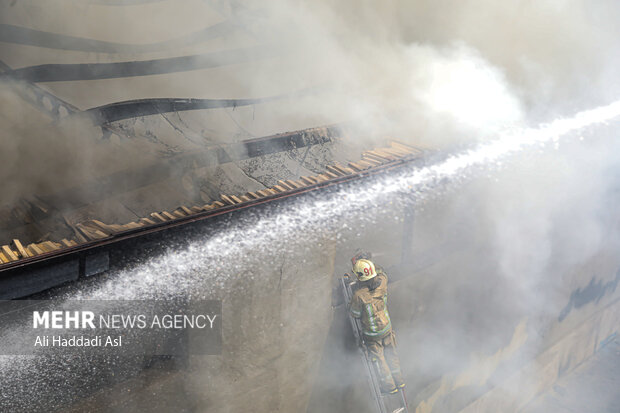 Fire engulfs warehouse in Tehran