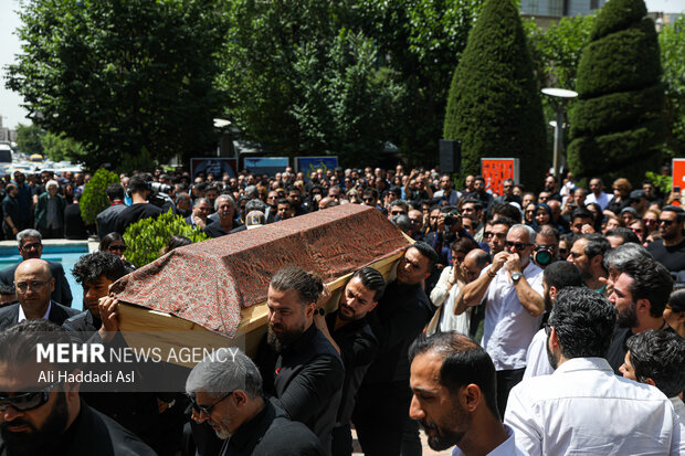 مراسم تشییع پیکر رضا حداد صبح روز یکشنبه 31 اردیبهشت 1402 در خانه هنرمندان برگزار شد