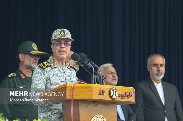 سرلشکر محمد باقری رئیس ستاد کل نیروهای مسلح در حال سخنرانی در آیین استقبال رسمی از ناو گروه ۸۶ نیروی دریایی ارتش است