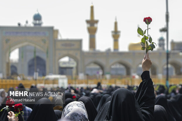 مرا طلای گنبد تو بیقرار میکند/کسی مرا به دوش ابرها سوار میکند