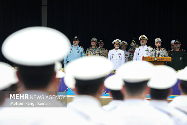 سرلشکر محمد باقری رئیس ستاد کل نیروهای مسلح در حال سخنرانی در آیین استقبال رسمی از ناو گروه ۸۶ نیروی دریایی ارتش است