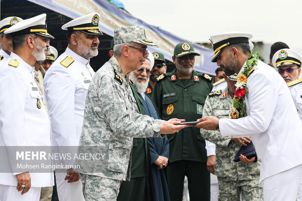 سرلشکر محمد باقری رئیس ستاد کل نیروهای مسلح  در حال تقدیر از  ملوانان ناوگرو ۸۶ نیروی دریایی ارتش در آیین استقبال رسمی از ناو گروه ۸۶ نیروی دریایی ارتش است