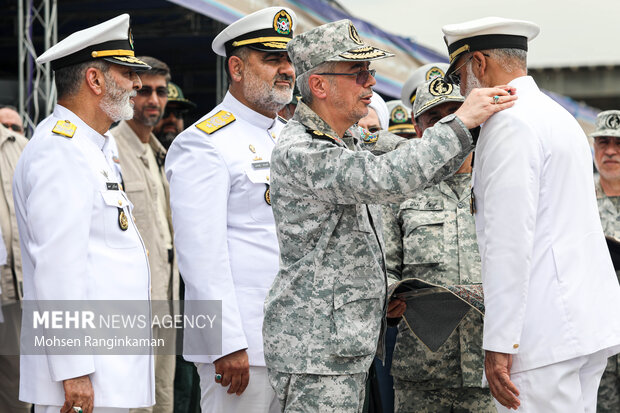 سرلشکر محمد باقری رئیس ستاد کل نیروهای مسلح  در حال اهدا درجه به ملوانان ناوگرو ۸۶ نیروی دریایی ارتش در آیین استقبال رسمی از ناو گروه ۸۶ نیروی دریایی ارتش است