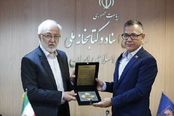 كاراكاس تعلن استعدادها للتعاون مع منظمة الوثائق الوطنية الإيرانية