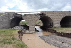 عملیات بازسازی پل آسیب دیده جاده اردبیل-سرچم