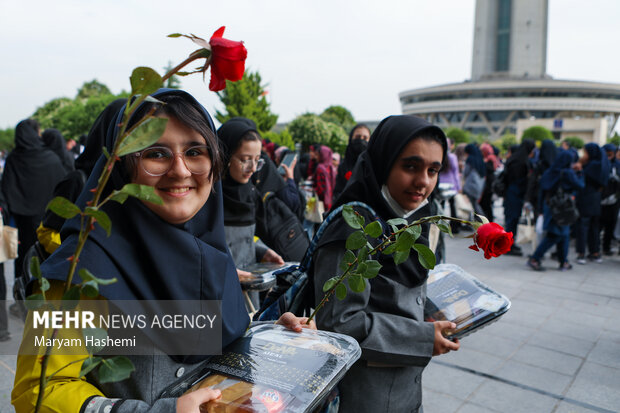 مراسم بزرگداشت روز دختر ظهر امروز دوشنبه ۱ خرداد ۱۴۰۲ با حضور شهردار تهران در مرکز همایش‌های برج میلاد برگزار شد