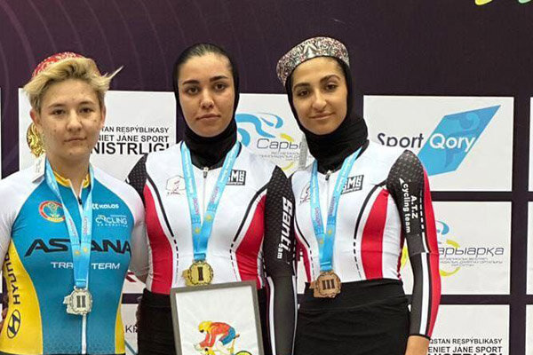 لاعبة ايرانية تحصد الميدالية الذهبية لسباق الدراجات الهوائية في كازاخستان