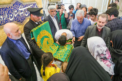 استقبال مردمی از خادمین حامل پرچم متبرک حرم امام رضا(ع) در اردبیل