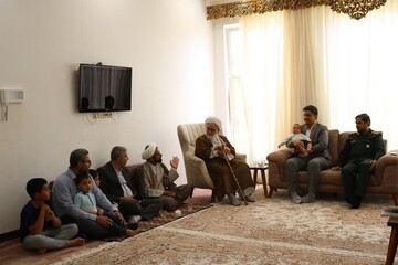 خانواده ۴ فرزندی اشکذری تجلیل شدند/پیشنهاد مطالعه کتاب «ایران جوان بمان»