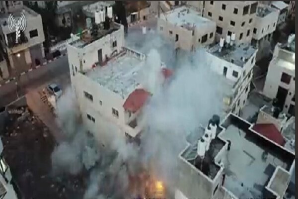 یورش صهیونیست‌ها به رام الله و منفجر کردن خانه شهید فلسطینی+ فیلم