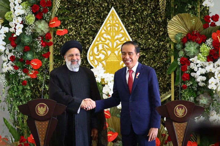 Signing documents showing Iran-Indonesia will to boost ties
