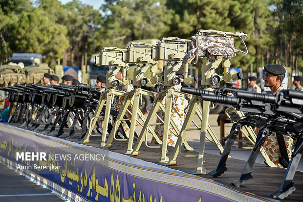 آیین اعطای تجهیزات و ماشین آلات به تیپ ۵۵ هوابرد ارتش شیراز