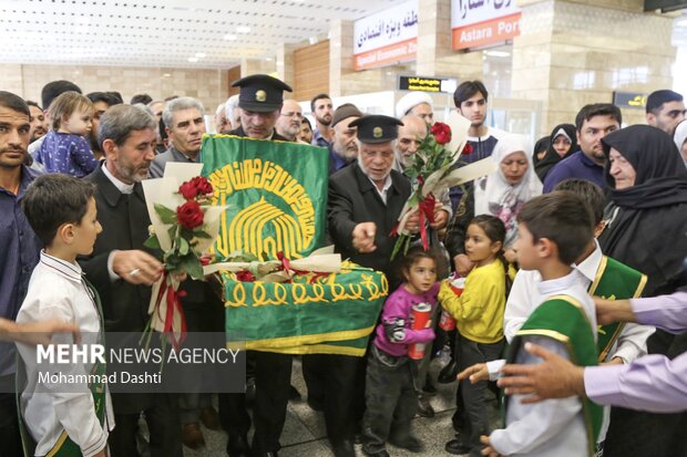 استقبال مردمی از خادمین حامل پرچم متبرک حرم امام رضا(ع) در اردبیل