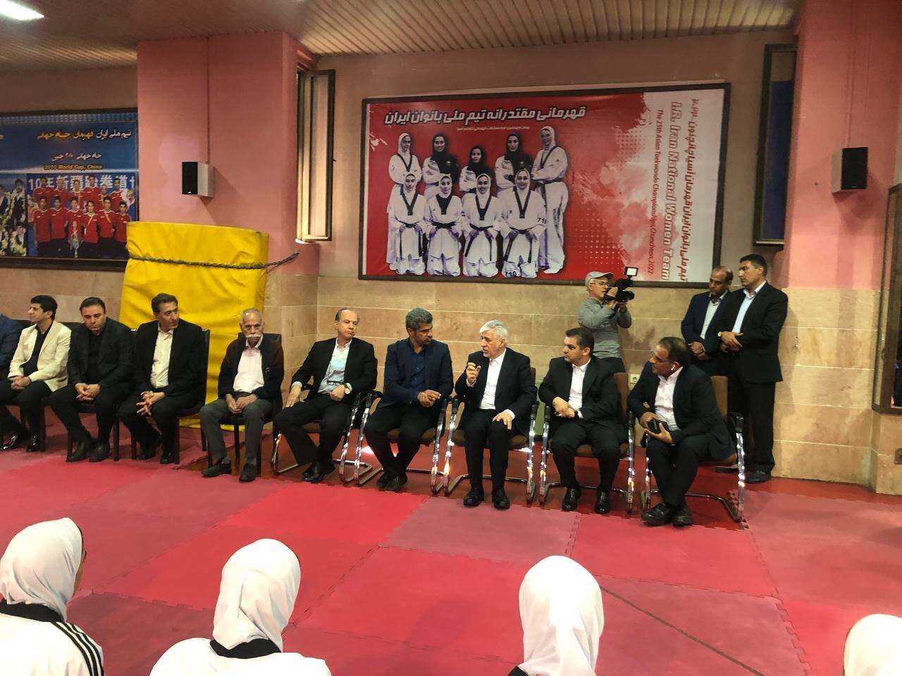 وزیر ورزش از فدراسیون تکواندو بازدید کرد/ دیدار با دختران ملی‌پوش