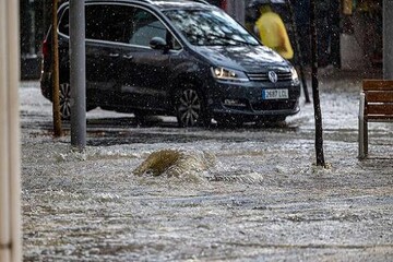 بارش باران های سیل آسا در جنوب شرقی اسپانیا/مدارس تعطیل شدند