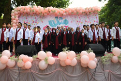 اجرای سرود «امام رضا (ع)» در جشن ۲ هزارنفری روز دختر کرج