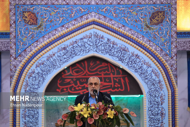 سید عباس حسینی رئیس سازمان حج و زیارت در حال سخنرانی در مراسم بدرقه نخستین گروه از حجاج ایرانی به مراسم حج تمتع است