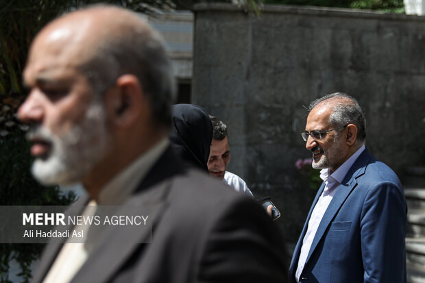 سید محمد حسینی معاون رئیس جمهور در امور مجلس در حاشیه هیئت دولت حضور دارد