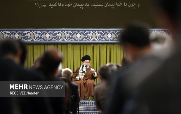  قائد الثورة الاسلامية يستقبل اعضاء مجلس الشورى الإسلامي