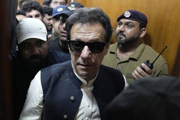 عمران خان کے ناقابل ضمانت وارنٹ گرفتاری جاری
