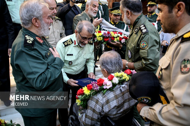 سردار قاسم رضایی جانشین فراجا در حال تجلیل از جانبازان پیشکسوت دفاع مقدس در مراسم تجدید میثاق فرماندهان و مسئولین نیرو‌های مسلح با آرمان‌های امام خمینی (ره) است