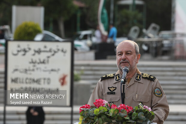  سرتیپ «نبی سهرابی» جانشین رئیس بنیاد حفظ آثار و نشر ارزشهای دفاع مقدس در حال سخنرانی در مراسم اختتامیه پنجمین دوره جشنواره ملی ترنم فتح است