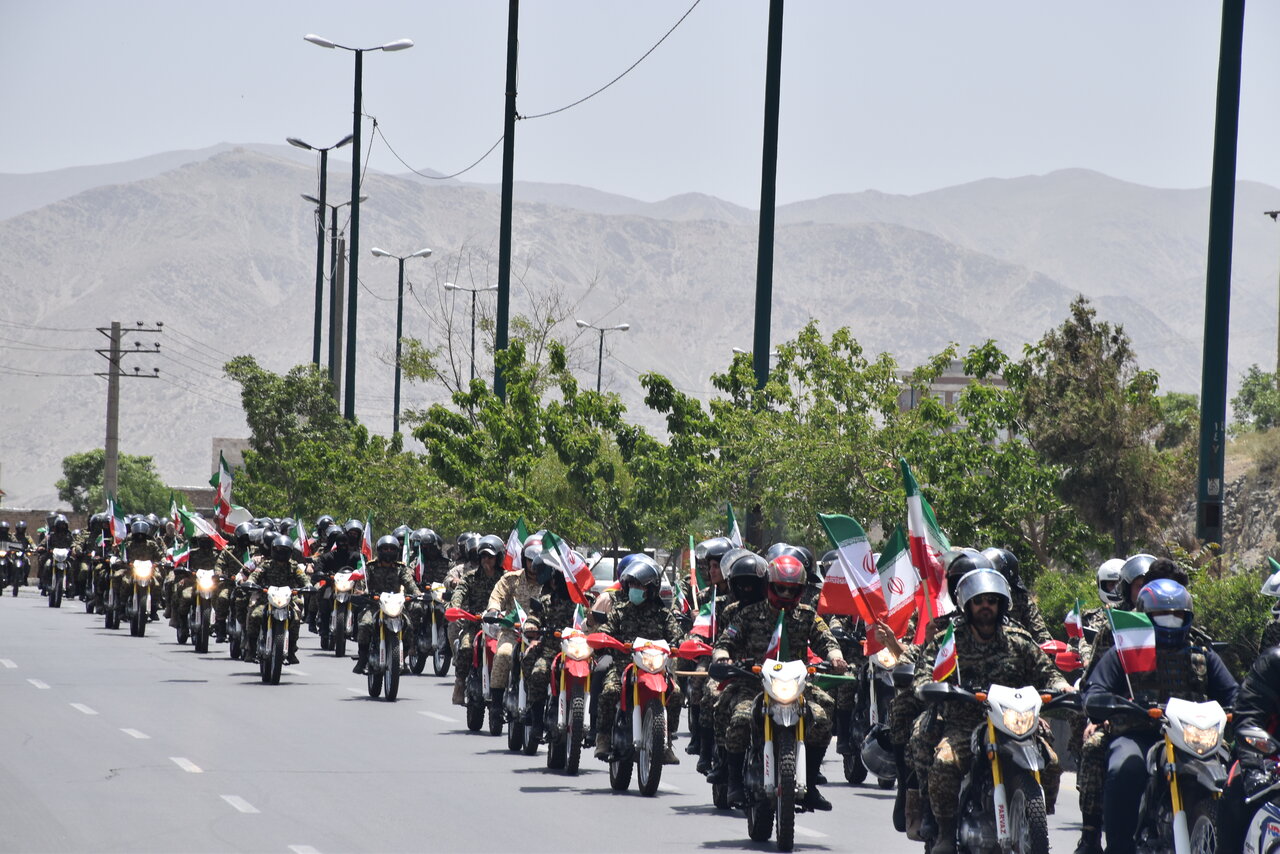 رژه حماسی موتورسوران نیروهای مسلح در اراک برگزار شد