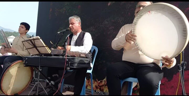 اجرای موسیقی سنتی در جشنواره توت فرنگی سی دشت رودبار 