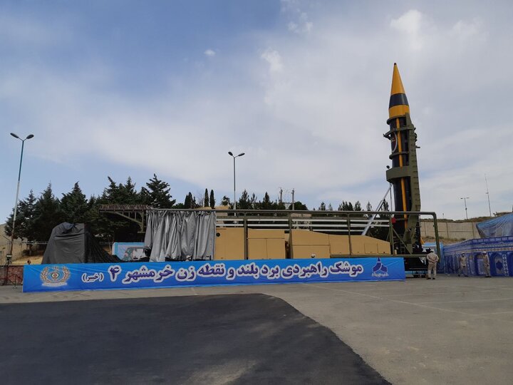 İran Hürremşehr-4 isimli yeni füzesini tanıttı
