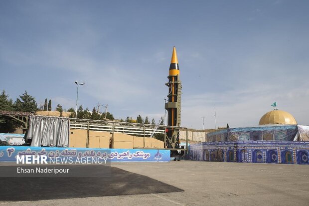 مراسم إزاحة الستار عن صاروخ "خرمشهر 4" بعيد المدى والدقيق