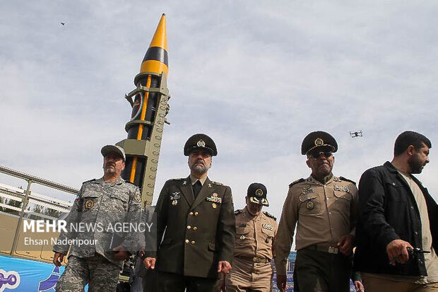 مراسم إزاحة الستار عن صاروخ "خرمشهر 4" بعيد المدى والدقيق