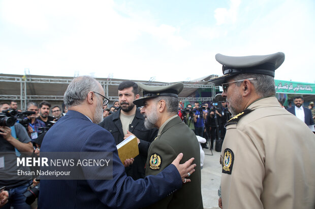 سرتیپ محمدرضا قرایی آشتیانی وزیر دفاع در مراسم رونمایی از موشک راهبردیِ بُرد بلند و نقطه زن خرمشهر ۴ حضور دارد
