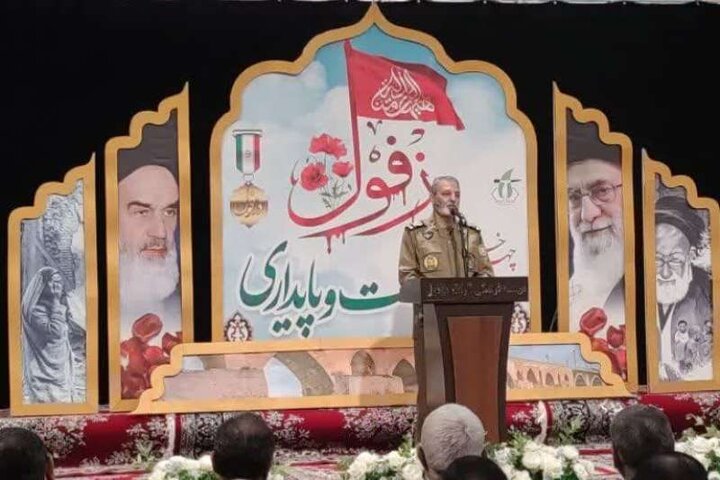 نابودی کانون خانواده اصلیترین هدف دشمنان است / مردم هوشیار باشند