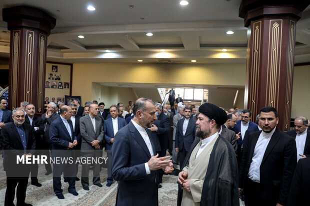 MFA officials in Imam Khomeini's mausoleum
