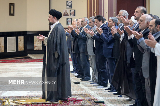 MFA officials in Imam Khomeini's mausoleum