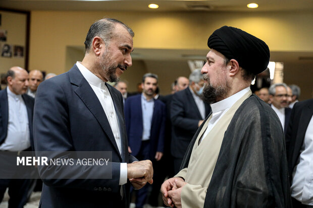 حجت الاسلام سید حسن خمینی و حسین امیرعبداللهیان در مراسم تجدید میثاق وزیر امور خارجه با آرمان‌های امام خمینی (ره) حضور دارند