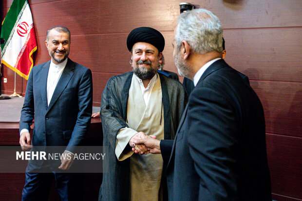 MFA officials in Imam Khomeini's mausoleum