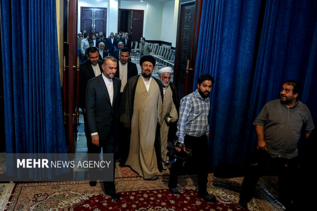 MFA officials in Imam Khomeini's mausoleum