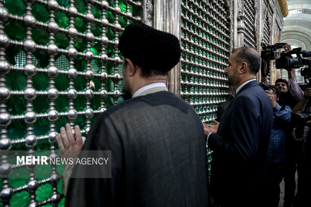 MFA officials in Imam Khomeini's mausoleum