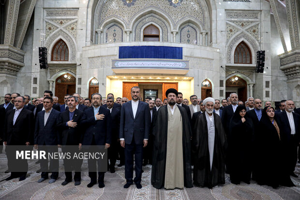 MFA officials in Imam Khomeini's mausoleum