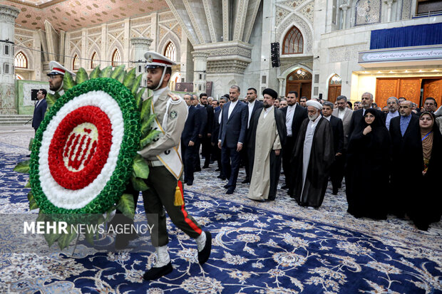 MFA officials in Imam Khomeini's mausoleum
