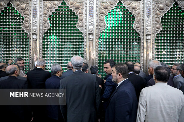 MFA officials in Imam Khomeini's mausoleum