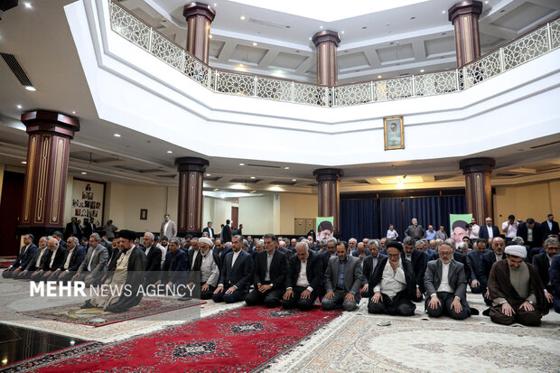 MFA officials in Imam Khomeini's mausoleum