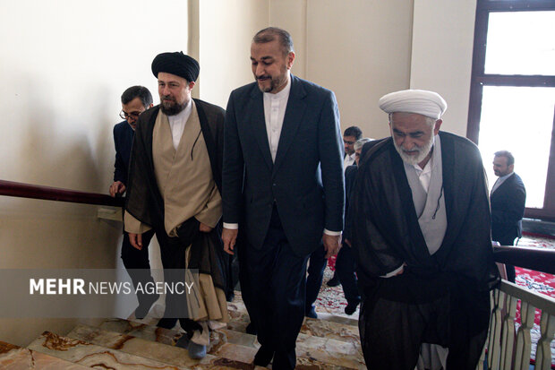 MFA officials in Imam Khomeini's mausoleum