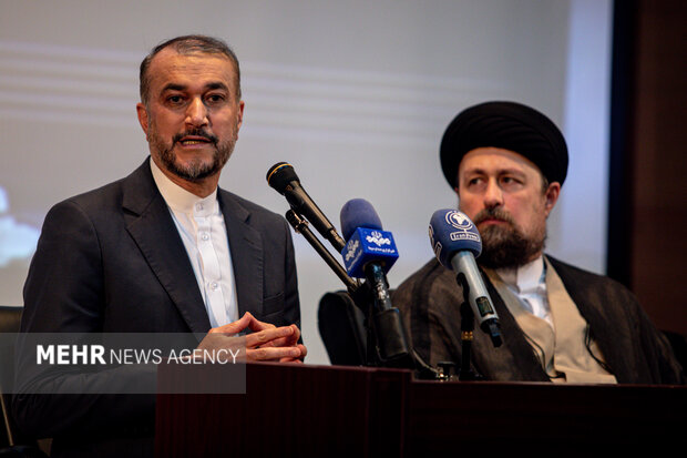 حسین امیرعبداللهیان در حال سخنرانی در مراسم تجدید میثاق وزیر امور خارجه با آرمان‌های امام خمینی (ره) است