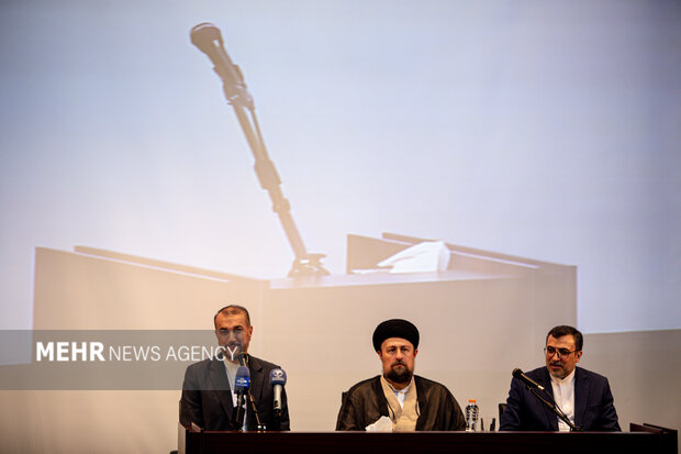 MFA officials in Imam Khomeini's mausoleum